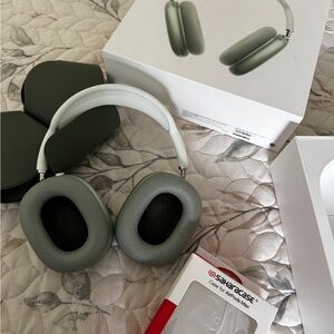 Apple AirPods Max in Sage Green